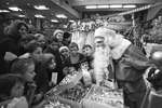 Дед Мороз во время встречи юных покупателей в магазине «Детский мир» в предновогодние дни, 1972 год