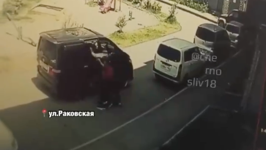 В Уссурийске неизвестные затолкали мужчину в микроавтобус