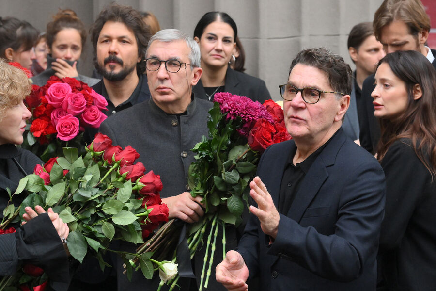 Актеры Александр Андриенко (в центре) и Сергей Маковецкий во время церемонии прощания с&nbsp;народным артистом России Владимиром Симоновым в&nbsp;Театре им. Евгения Вахтангова в&nbsp;Москве, 12&nbsp;ноября 2025&nbsp;года