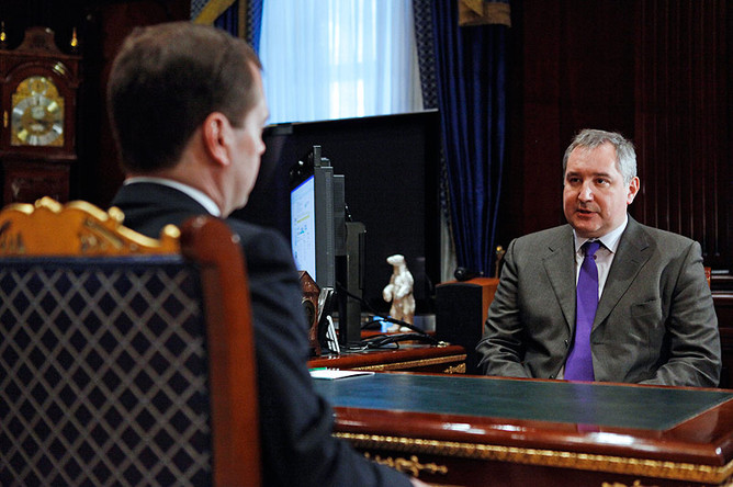 Медведев назначил Рогозина вице-премьером, ответственным за ВПК
