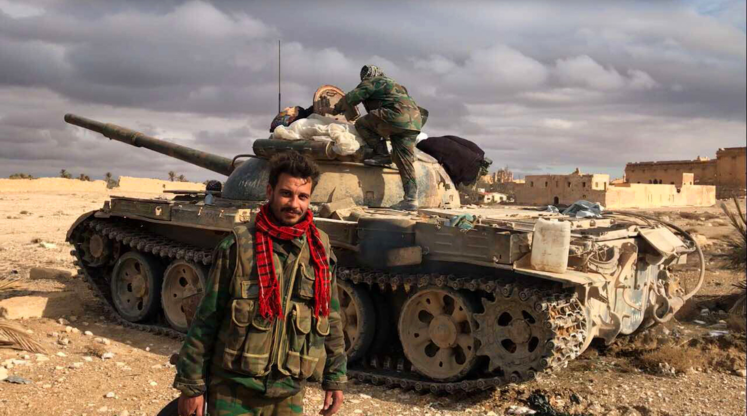 Военнослужащие Сирийской Арабской Республики возле историко-архитектурного комплекса Древней Пальмиры в сирийской провинции Хомс