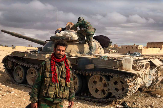 Военнослужащие Сирийской Арабской Республики возле историко-архитектурного комплекса Древней Пальмиры в сирийской провинции Хомс