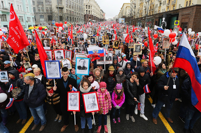 Участники во время акции «Бессмертный полк» в Москве