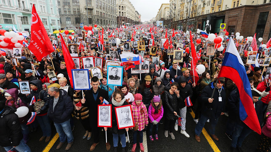 Участники во время акции «Бессмертный полк» в&nbsp;Москве