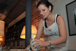 Анна Ковальчук готовит мятные пряники в рамках проекта «Моя мама помогает детям», 2011 год 