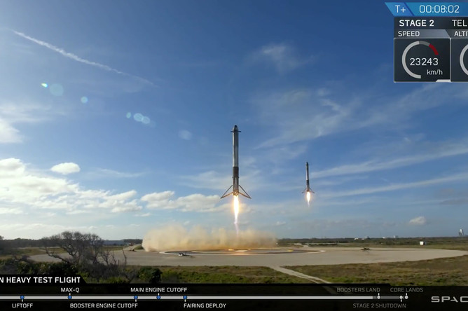 Во время запуска ракеты-носителя Falcon Heavy компании Илона Маска SpaceX с мыса Канаверал во Флориде, 6 февраля 2018 года