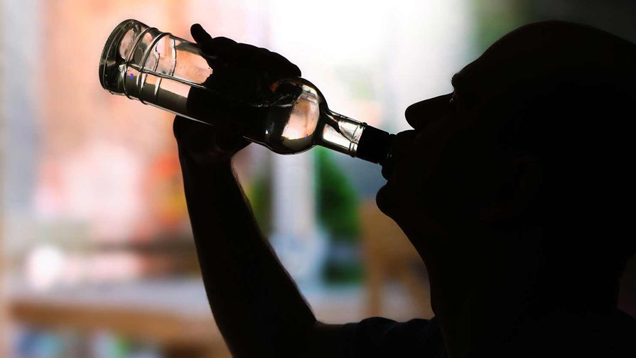 Врач рассказал о том, что употребление крепкого алкоголя быстрее приводит к алкоголизму