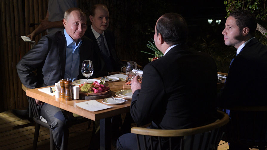 Президент России Владимир Путин и президент Египта Абдель Фаттах ас-Сиси во время неформального ужина в Сочи, 16 октября 2018 года