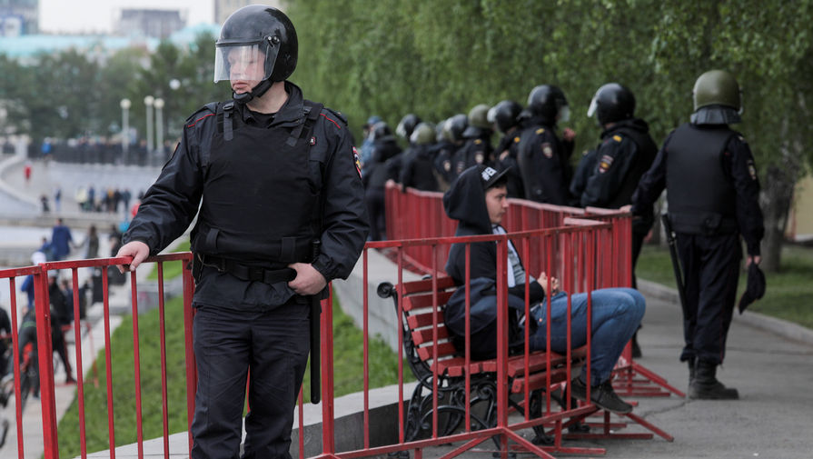 Сотрудники правоохранительных органов у ограждения строительной площадки под возведение собора святой Екатерины в Екатеринбурге, 16 мая 2019 года