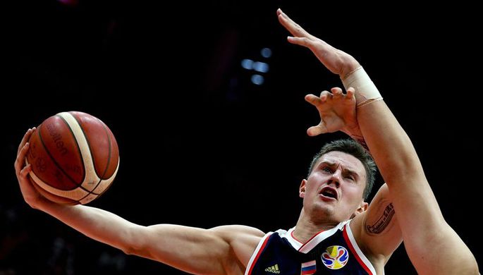 Игрок сборной России Михаил Кулагин во время матча чемпионата мира по баскетболу