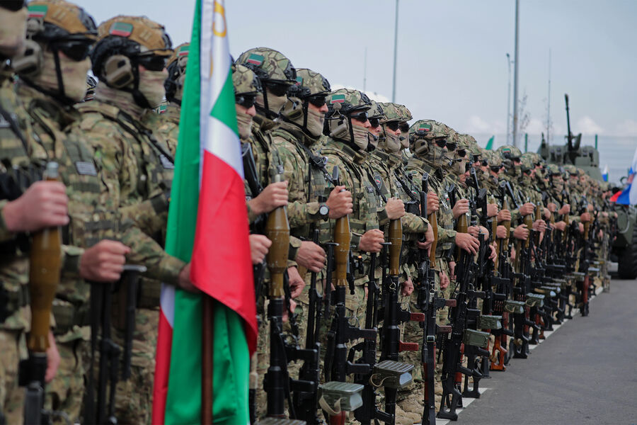 Военнослужащие во время торжественного построения сотрудников силовых структур Чеченской республики