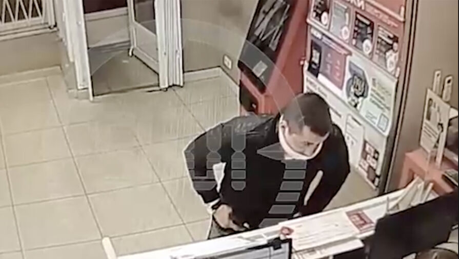 Мужчина ограбил салон связи в Санкт-Петербурге, оставив продавцу чаевые