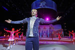 Фигурист Евгений Плющенко во время выступления на ледовом шоу «Снежный король - 2. Возвращение»