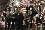 Рок-группа KISS и рэпер Тупак Шакур на церемонии награждения Grammy Awards в Лос-Анджелесе, 1996 год 