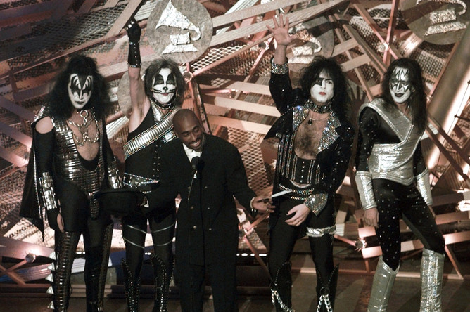 Рок-группа KISS и рэпер Тупак Шакур на церемонии награждения Grammy Awards в Лос-Анджелесе, 1996 год