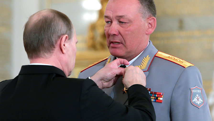 Владимир Путин награждает медалью «Золотая звезда Героя России» Александра Дворникова в Кремле 