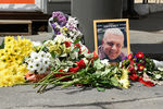 Цветы на месте гибели журналиста Павла Шеремета в Киеве