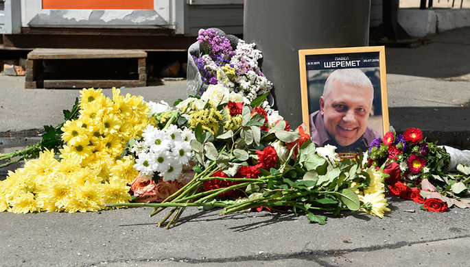 Цветы на месте гибели журналиста Павла Шеремета в Киеве