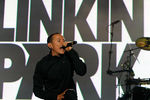 Вокалист Linkin Park Честер Беннингтон во время музыкального фестиваля в Лиссабоне, 2008 год