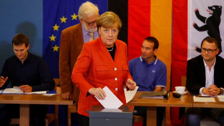 Канцлер ФРГ Ангела Меркель во время голосования в Берлине, 24 сентября 2017 года