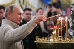 Президент России Владимир Путин во время праздничного богослужения по случаю Рождества Христова в Спасо-Преображенском соборе в Санкт-Петербурге, 7 января 2020 года
