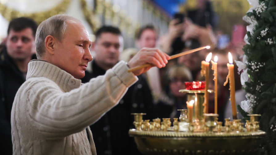 Президент России Владимир Путин во время праздничного богослужения по&nbsp;случаю Рождества Христова в&nbsp;Спасо-Преображенском соборе в&nbsp;Санкт-Петербурге, 7 января 2020 года
