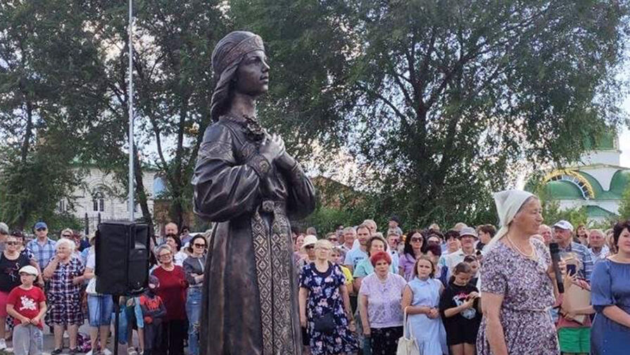 В Нововоронеже открыли новый памятник Аленке вместо старого, напугавшего жителей