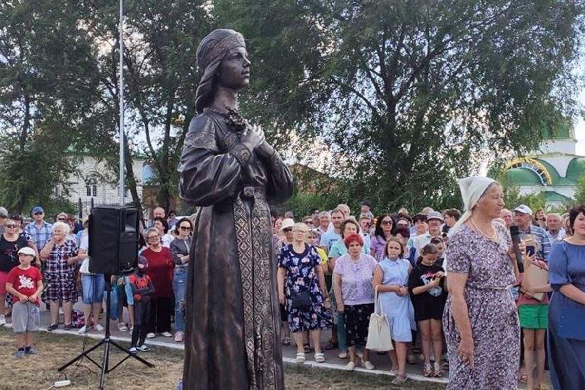 Памятник Аленке в Нововоронеже шоколадка