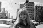 Марина Влади на проспекте Калинина (сейчас улица Новый Арбат) в Москве во время прогулки, 1968 год