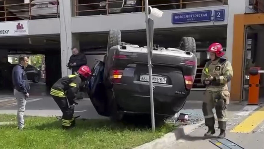 В Москве автомобиль выпал с третьего этажа