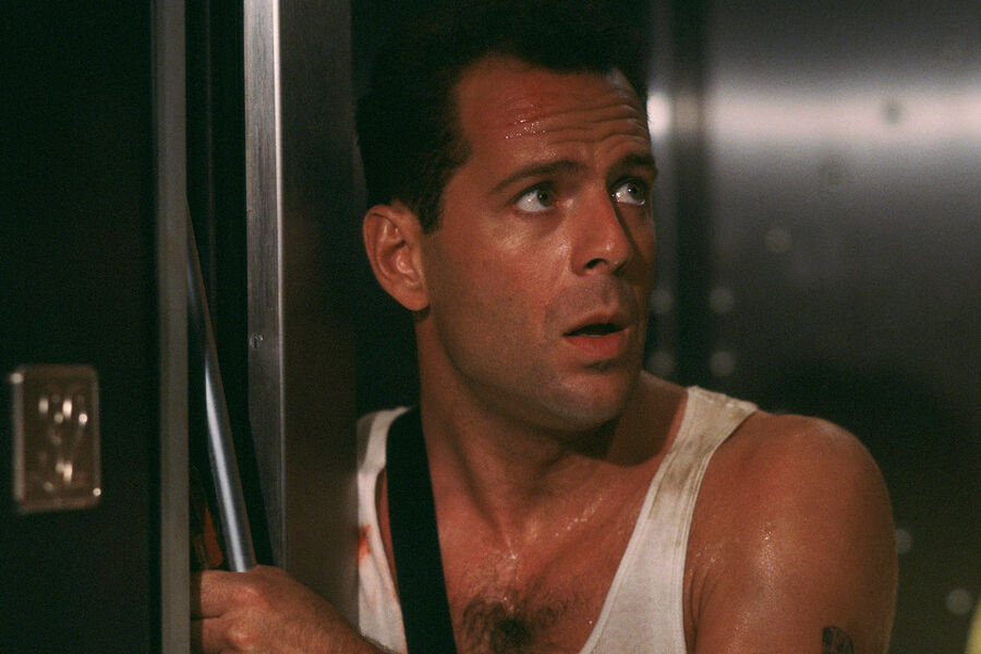 <b>«Крепкий орешек» (1988)</b>
<br><br>
Вечером накануне Рождества нью-йоркский полицейский Джон Макклейн прилетает в&nbsp;Лос-Анджелес, чтобы помириться с&nbsp;женой Холли. Детектив приезжает на&nbsp;корпоративную вечеринку в&nbsp;здание корпорации Nakatomi, где работает бросившая его супруга, идет умыться с&nbsp;дороги &mdash; и тут небоскреб захватывают немецкие радикалы-террористы под&nbsp;предводительством Ганса Грубера (его сыграл Алан Рикман). Макклейн вступает в&nbsp;схватку с&nbsp;террористами, угрожающими взорвать здание, &mdash; и побеждает. (Признайтесь, это вряд ли можно назвать спойлером.)
<br>
В&nbsp;успех картины никто не верил &mdash; роль детектива Макклейна отвергли Арнольд Шварценеггер и Сильвестр Сталлоне, а Брюс Уиллис на&nbsp;момент кастинга был никому не известным актером, лицо которого не стали показывать даже на&nbsp;некоторых рекламных материалах. И все же фильм, на&nbsp;производство которого было потрачено $25&ndash;35 млн, принес создателям примерно $140 млн и четыре номинации на&nbsp;«Оскар», а Брюсу Уиллису и Алану Рикману &mdash; мировую славу.
<br>
По&nbsp;следам «Крепкого орешка» были сняты несколько продолжений &mdash; «Крепкий орешек 2» (1990), «Крепкий орешек 3: Возмездие» (1993), «Крепкий орешек 4.0» (2007) и «Крепкий орешек: Хороший день, чтобы умереть» (2013). Действие последнего, кстати, происходит в&nbsp;России &mdash; в&nbsp;картине снялись Юлия Снигирь и Сергей Колесников. А роль Москвы &laquo;исполнил&raquo; Будапешт.