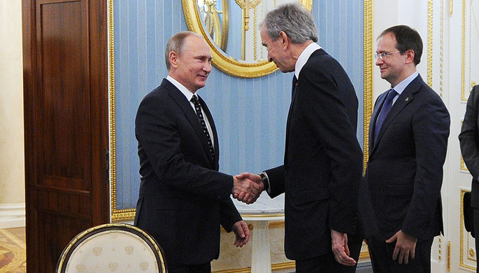 Президент и России Владимир Путин, владелец и президент французской группы компаний LVMH Бернар Арно...