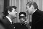 Поэт Евгений Евтушенко (справа) беседует с композитором Йоко Оно (в центре) и владельцем журнала «Роллинг Стоунз» Яном Веннером (слева) на Международном форуме «За безъядерный мир, за выживание человечества», 1987 год