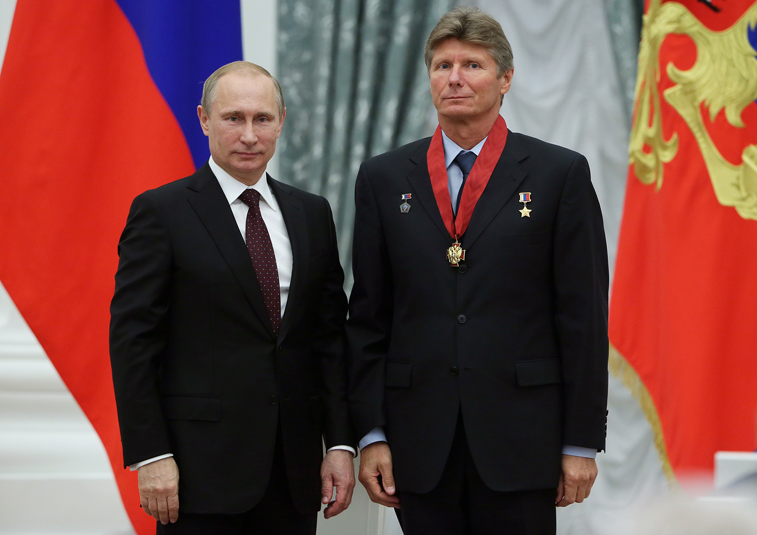Президент России Владимир Путин и инструктор-космонавт-испытатель Геннадий Падалка, получивший орден «За заслуги перед Отечеством» II степени, на церемонии вручения государственных наград РФ в Кремле, 2014 год