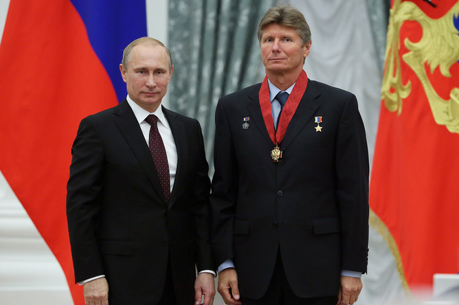 Президент России Владимир Путин и инструктор-космонавт-испытатель Геннадий Падалка, получивший орден «За заслуги перед Отечеством» II степени, на церемонии вручения государственных наград РФ в Кремле, 2014 год