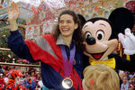 Фигуристка Нэнси Керриган с Микки Маусом после возвращения с Олимпиады во время парада в ее честь во Всемирном центре отдыха Уолта Диснея, 1994 год