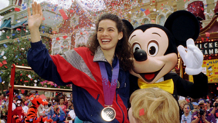 Фигуристка Нэнси Керриган с Микки Маусом после возвращения с Олимпиады во время парада в ее честь во Всемирном центре отдыха Уолта Диснея, 1994 год