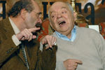 Писатель Александр Кабаков и поэт Наум Коржавин во время церемонии награждения лауреатов премии «Большая книга» в Центральном Доме литераторов, 2006 год