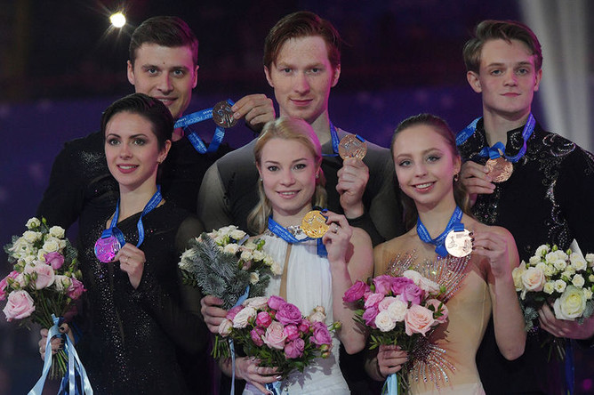 Призеры соревнований в парном катании на чемпионате России по фигурному катанию в Саранске во время церемонии награждения. Слева направо: Наталья Забияко и Александр Энберт - серебряная медаль, Евгения Тарасова и Владимир Морозов - золотая медаль, Александра Бойкова и Дмитрий Козловский - бронзовая медаль