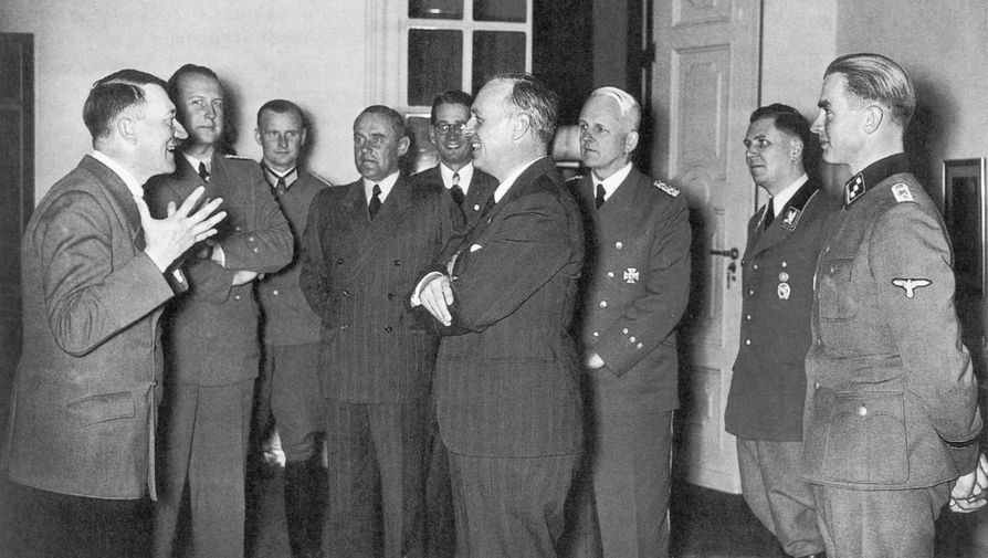 Фюрер Германии Адольф Гитлер (слева) и министр иностранных дел Германии Иоахим фон Риббентроп (в центре), вернувшийся в Берлин после подписания германо-советского договора о ненападении. Госсекретарь МИД Германии Карл Фридрих фон Вайцзеккер (третий справа) в Рейхсканцелярии в Берлине.