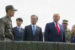 Президент США Дональд Трамп и президент Южной Кореи Мун Чжэ Ин в демилитаризованной зоне (ДМЗ), 30 июня 2019 года