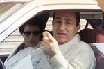 Президент Египта Хосни Мубарак за рулем белого «Мерседеса» во время экскурсии по Каиру для ливийского лидера Муаммара Каддафи, 1990 год