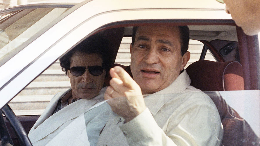 Президент Египта Хосни Мубарак за&nbsp;рулем белого &laquo;Мерседеса&raquo; во время экскурсии по&nbsp;Каиру для&nbsp;ливийского лидера Муаммара Каддафи, 1990 год