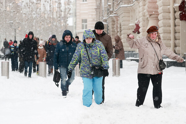 Люди во время снегопада в&nbsp;центре Москвы, 18&nbsp;декабря 2022&nbsp;года