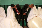 6 июля. Женихи общаются со своими невестами во время массовой брачной церемонии в Аммане, Иордания. Церемония была организована исламской благотворительной организацией для 46 пар, которые не могли позволить себе индивидуальную свадебную церемонию.