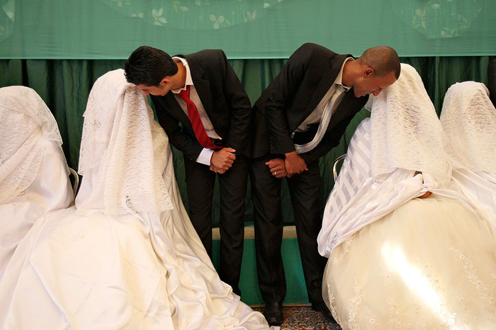 6&nbsp;июля. Женихи общаются со своими невестами во время массовой брачной церемонии в&nbsp;Аммане, Иордания. Церемония была организована исламской благотворительной организацией для&nbsp;46 пар, которые не могли позволить себе индивидуальную свадебную церемонию.