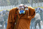 Тайский монах во время беспорядков в Таиланде