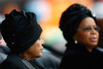 Вдова экс-президента ЮАР Винни Мандела во время траурной церемонии