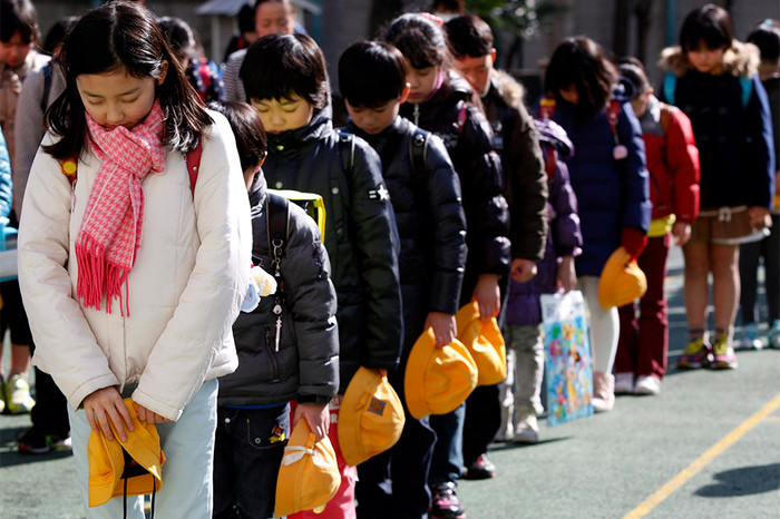 Школьники во время траурных мероприятий, приуроченных к&nbsp;третьей годовщине землетрясения и цунами в&nbsp;Японии