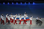 Российские спортсмены во время церемонии закрытия XI зимних Паралимпийских игр на стадионе «Фишт» 